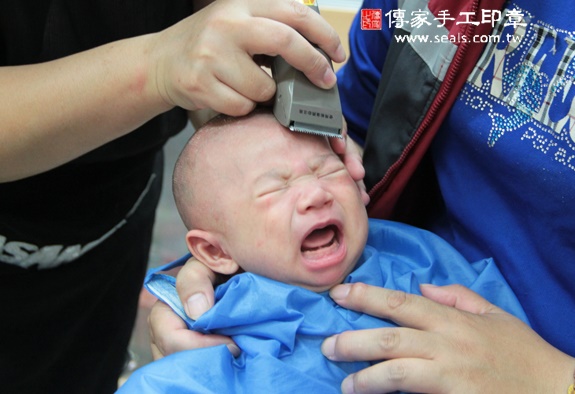 簡寶寶(新北永和區嬰兒寶寶滿月剃頭理髮、免費嬰兒剃胎毛儀式吉祥話)。中國風會場，爸媽寶貝免費穿「日中韓」古裝禮服。專業拍照、DVD光碟、證書。★購買「臍帶章、肚臍章、胎毛筆刷印章」贈送：剃頭、收涎、抓周，三選一。 2015.11.18 照片18